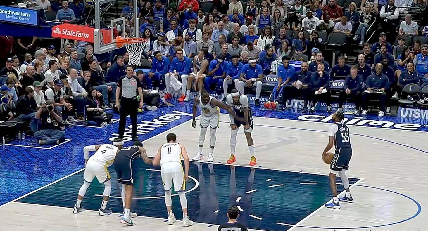 库里在独行侠比赛中出色防守，大胜引发热议！